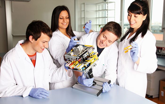Aus dem Lego-Modell der TGM-Schülerinnen und Schüler soll ein echtes medizinisches Produkt werden.