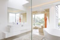 Foto: Um einen Wohnraum bestmöglich mit Tageslicht zu versorgen, benötigt es kein Glashaus, sondern lediglich eine gezielte Positionierung der Fensterflächen.