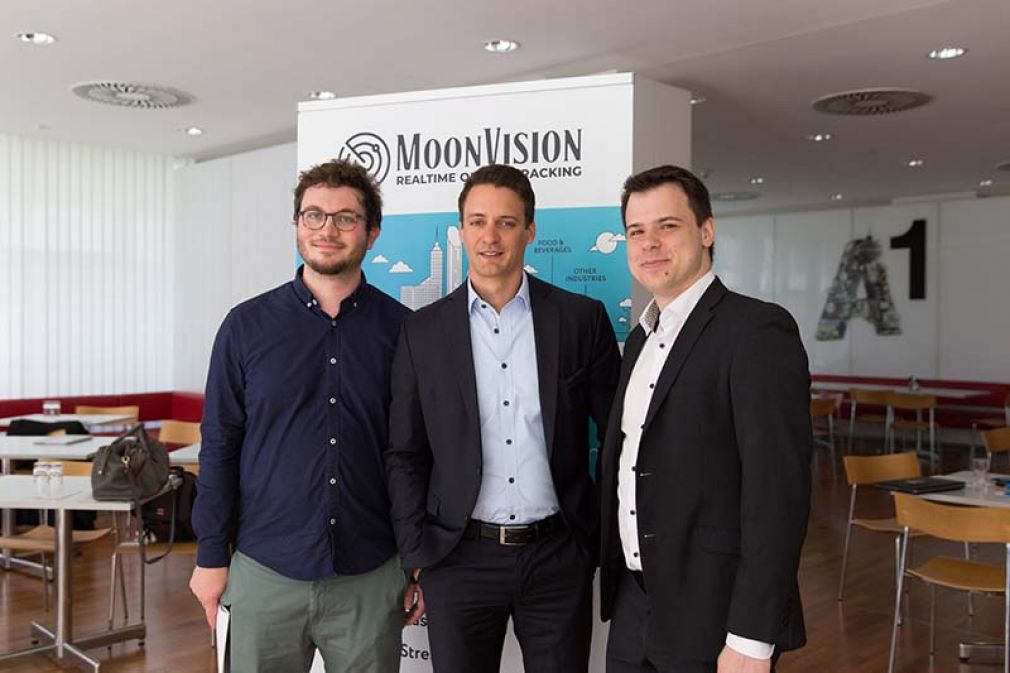 Foto: Florian Bauer, Founder &amp; CEO MoonVision, mit Vertriebspartner Bernhard Famler, Portfolio Manager A1 Digital, und Moon­Vision-Managing Director Kamil Kula.