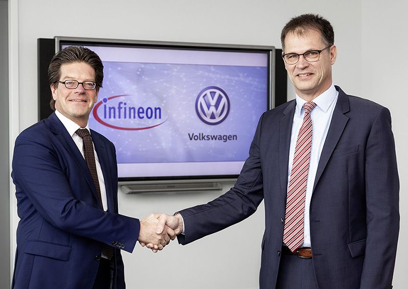 Peter Schiefer, Präsident der Division Automotive der Infineon Technologies AG und Dr. Volkmar Tanneberger, Leiter der Volkswagen Elektrik-/Elektronik-Entwicklung (v.l.) 