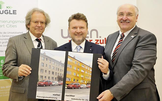 Martin Treberspurg, Universität für Bodenkultur, Wohnbaustadtrat Michael Ludwig und Wiener-Wohnen-Direktor Josef Neumayer (v.l.n.r.) zeigen, wie der Gemeindebau Hütteldorfer Str. 252 nach der Passivhaussanierung aussehen kann.