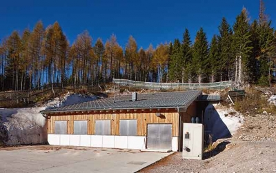 Von außen unscheinbar, erstreckt sich unter der Erde eine 2.500 m2 große Stollenanlage.