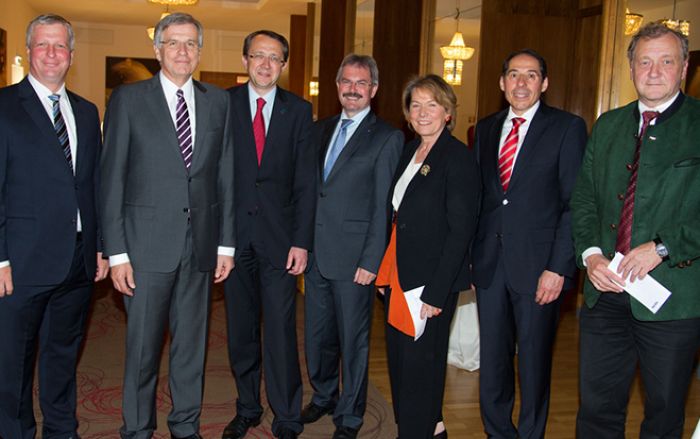 Leopold Heninger, Hubert Lienhard, Bürgermeister Matthias Stadler, Landesrat Karl Wilfing, Bundesrätin Sonja Zwazl und Bernhard Ilg, Oberbürgermeister Heidenheim, mit Franz Wiedersich.