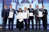 Foto: Laudatoren und Preisträger  auf der Bühne: Wolfgang Anzengruber (VERBUND), Franz M. Androsch (voestalpine), Sabine Hild (JKU), Ministerin Margarete Schramböck, Markus Borz und Ronald Fluch (voestalpine) und Gernot M. Wallner (JKU).