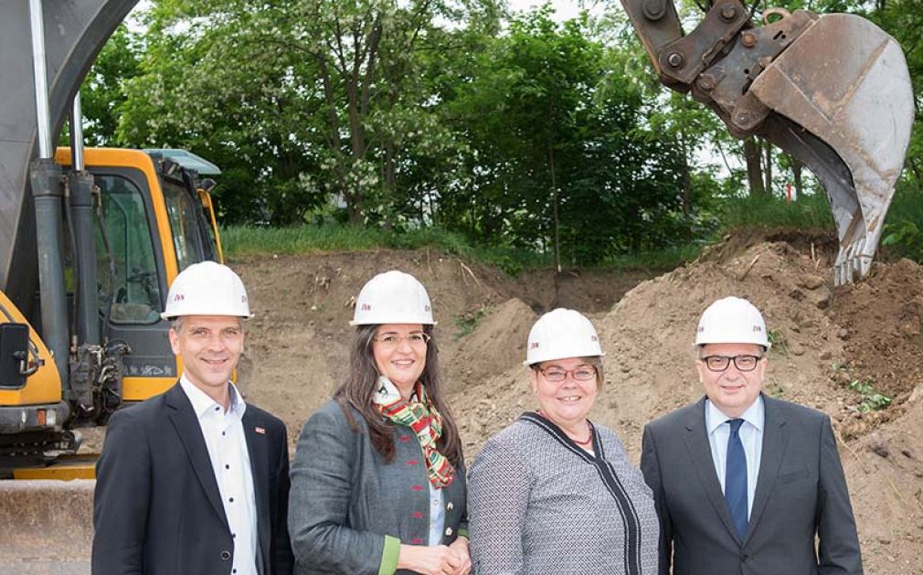 Foto: Baustart für Brauwärmeprojekt in Schwechat: Christian Huber, Braumeister Brauerei Schwechat; Gabriela Maria Straka, Brau Union Österreich; Bürgermeisterin Karin Baier und Gerhard Sacher, Geschäftsführer EVN Wärme.