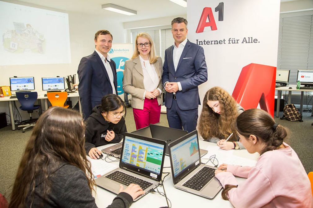 Ronald Bieber, Generalsekretär der OCG, Bundesministerin Margarete Schramböck, Thomas Arnoldner, CEO A1 Telekom Austria Group