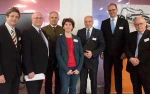 Martin Szelgrad, Report; Alfred Smyrek, Henkel; Josef Kranawetter, Weidmüller; Verena Majer, Dr. Majer Maschinenbau; Walter Oberreiter, CSC; SC Andreas Reichhardt, bmvit, und Wolfgang Honold, Getzner Gruppe, und DSAG-Vorstand für Österreich.