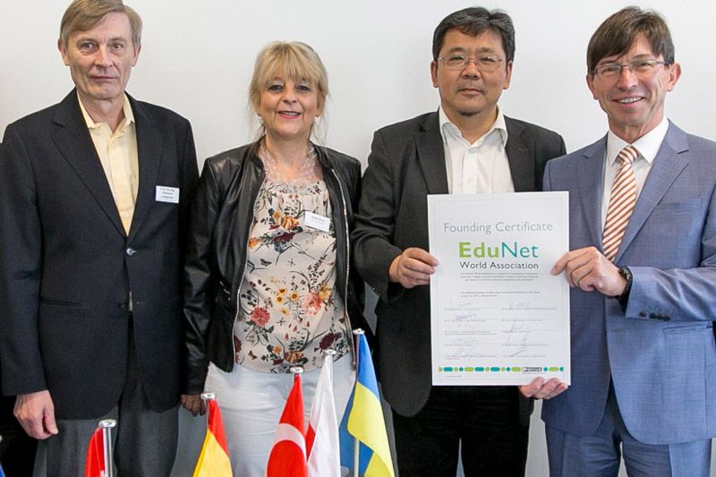 Die EduNet-Partner Reinhard Langmann (Hochschule Düsseldorf), Sofie Krol (Universität Antwerpen), Feng Xiao (Tongji University) und Gunther Olesch (Phoenix Contact) waren zur Vertragsunterzeichnung nach Wien gekommen.