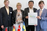 Die EduNet-Partner Reinhard Langmann (Hochschule Düsseldorf), Sofie Krol (Universität Antwerpen), Feng Xiao (Tongji University) und Gunther Olesch (Phoenix Contact) waren zur Vertragsunterzeichnung nach Wien gekommen.