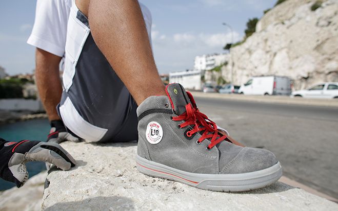 Shorts, Shirt und Schuhwerk: Berufskleidung von Mewa für den Sommer.
