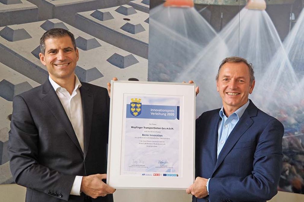 Foto: Durch die Auszeichnung sehen sich die Wopfinger Geschäftsführer Wolfgang Moser und Franz Denk bestätigt, dass »wir mit unseren Forschungen in die richtige Richtung gehen und dadurch Nachhaltigkeit in der Bauwirtschaft machbar wird«. 