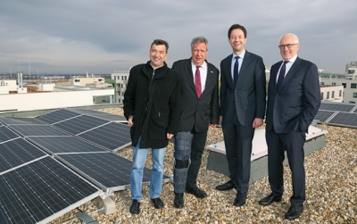 Forschen im Wiener Stadtteil Aspern: Günther Jedliczka, ÖAD; Michael Geh- bauer, WBV-GPA; Karl Gruber, Wien Energie, und Reinhard Brehmer, ASCR, am Dach des Studentenwohnheimes.