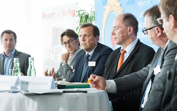 Es diskutierten (v.l.n.r.) Sascha Zabransky, Telekom Austria Group; Hannes Leo, cbased; Roland Ledinger, Bundeskanzleramt; Willy Kempel, Außenministerium; Helmut Fallmann, Fabasoft; und Martin Szelgrad, Report.
