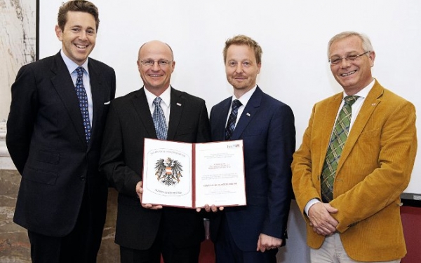 Verleihung des Staats­wappens von Staatssekretär Harald Mahrer an Thomas Huber, Wolfgang Simoner und Franz ­Urban, Strabag AG.