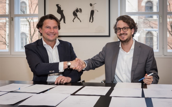 Signing.jpg: Mit seiner 19. Tochtergesellschaft Sennheiser Austria GmbH baut der Audiospezialist Sennheiser sein weltweites Geschäft aus.: Grothusen-Geschäftsführer Alexander Kränkl (l.) und Sennheiser-CEO Daniel Sennheiser bei der Vertragsunterzeichnung 