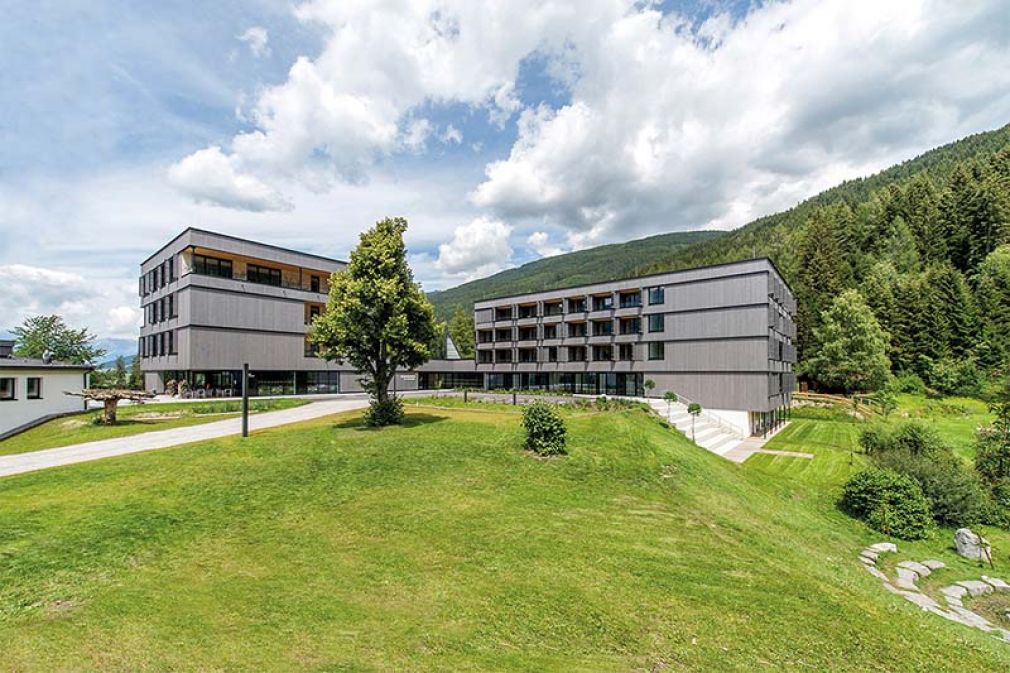 Foto: Klare Linien und unaufdringliche Eleganz: Das Bildungshaus St. Michael bei Pfons fügt sich geschmeidig in die Umgebung ein. Der noble Grauton kommt von einer innovativen Holzlasur.