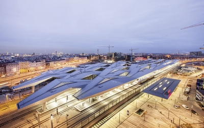 7.000 Tonnen Stahl, so viel wie beim Pariser Eiffelturm, wurden für das spektakuläre Dach des neuen Wiener Hauptbahnhofs verarbeitet.