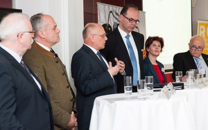 Alfred Smyrek, Henkel; Josef Kranawetter, Weidmüller; Walter Oberreiter, CSC; SC Andreas Reichhardt, bmvit, Verena Majer, Dr. Majer Maschinenbau, und Wolfgang Honold, Getzner Gruppe, und DSAG-Vorstand für Österreich.