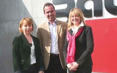 Maria Böhm, Personalleitung Baumit Wopfinger, Robert Schmid, Geschäftsführer Baumit Beteiligungen, und Anita Rainer, Geschäftsführerin der BAB Unternehmensberatung und zuständig für die Mitarbeiterbefragung, geben den Startschuss für das Wopfinger-Generationen-Team. (v.li.n.re)