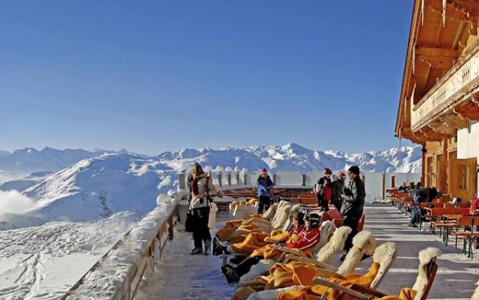 Auf der Terrasse der Kristallhütte genießt man auf Lammfell-Deckchairs die spektakuläre Aussicht.