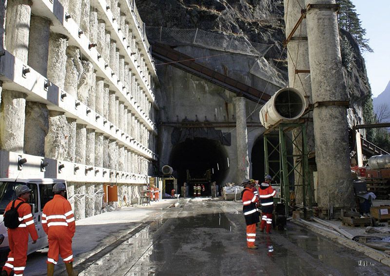 Die Bauer Spezialtiefbau Schweiz führte 2005 in Erstfeld die Spezialtiefbauarbeiten für die ARGE VGE Los 1 aus. 