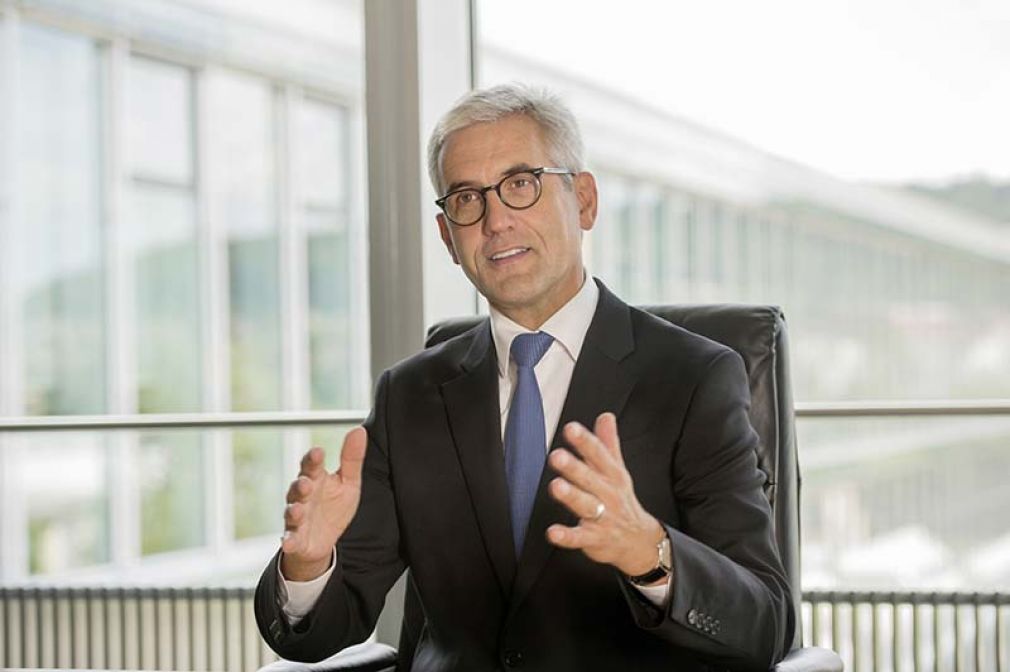 Foto: ABB-CEO Ulrich Spiesshofer wendet sich dem Mitbewerber Kawasaki für ein gemeinsames Aufbereiten des Robotik-Markts zu.