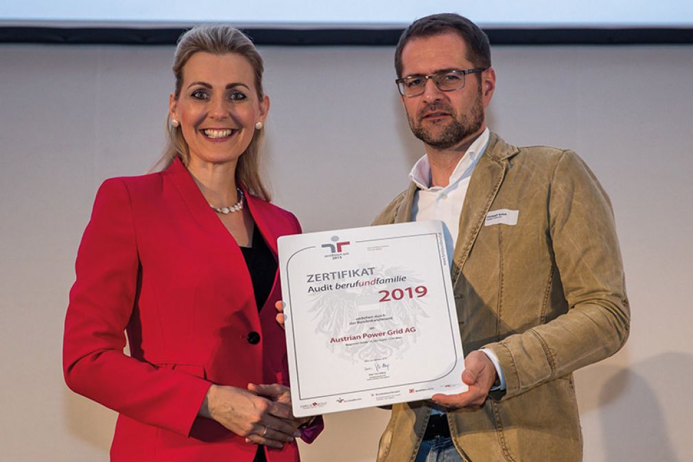 Ausgezeichnet: Bundesministerin Christine Aschbacher überreicht APG-Unternehmenssprecher Christoph Schuh das Zertifikat "Audit berufundfamilie".