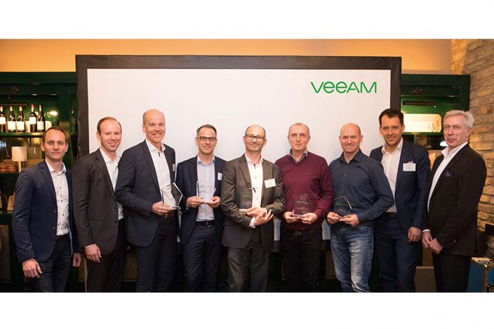 Foto: Pascal Sethaler und Mario Zimmermann (Veeam), Rainer Kalkbrener (ACP), Gerhard Schrott (Kapsch BusinessCom), Gerhard Haider (conova), Christian Huber (Techsoft), Markus Parzer (Infotech), Dietmar Wolfinger (conova) und Gerald Hofmann (Veeam).