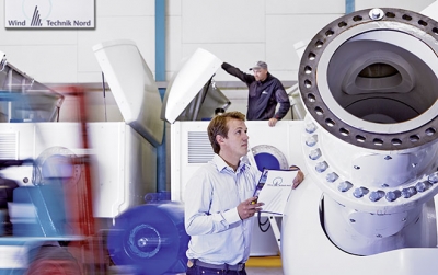 Paul Girolstein, Wind Technik Nord, macht sich in der Produktionshalle des Anlagenbauers ein Bild vom Montagefortschritt.