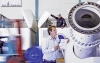 Paul Girolstein, Wind Technik Nord, macht sich in der Produktionshalle des Anlagenbauers ein Bild vom Montagefortschritt.