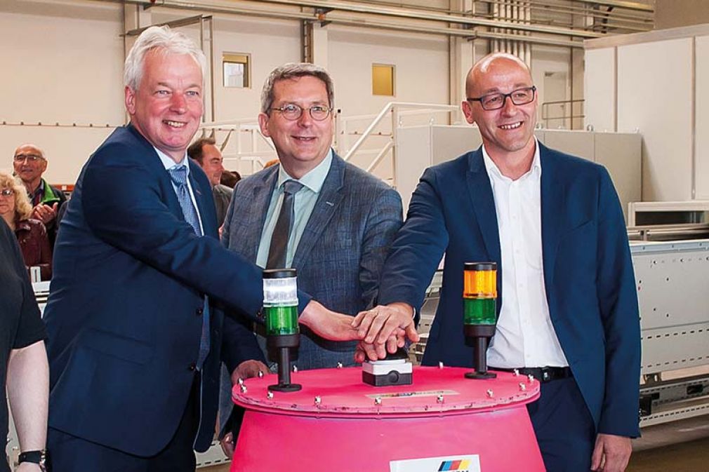 Foto: Mit einem symbolischen Druck auf den Startknopf weihten Lars Peter, Geschäftsführer Technik bei Austrotherm Deutschland, Oliver Hermann, Bürgermeister der Stadt Wittenberge, sowie Alexander Sinner, Geschäftsführer Vertrieb bei Austrotherm Deutschland, die neue Produktionsanlage ein (von links nach rechts). 