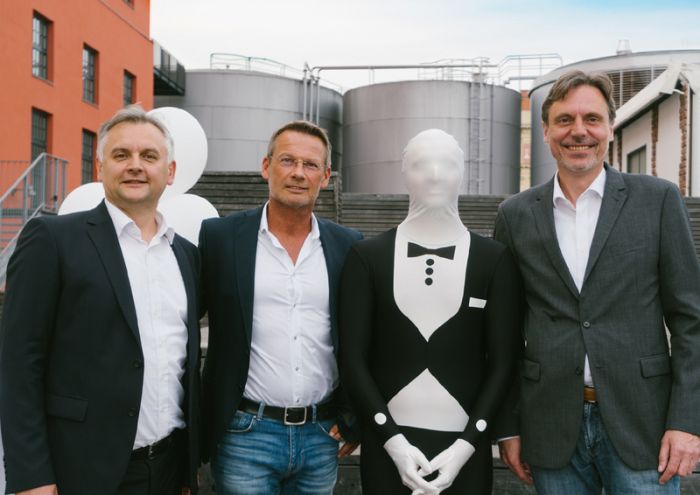 Bild: Das hpc DUAL-Geschäftsführer-Team mit BriefButler: Predrag Jukic, Josef Schneider, der BriefButler und Herbert Naderer (v.l.n.r.) bei der 10 Jahres Jubiläumsfeier von hpc DUAL. 