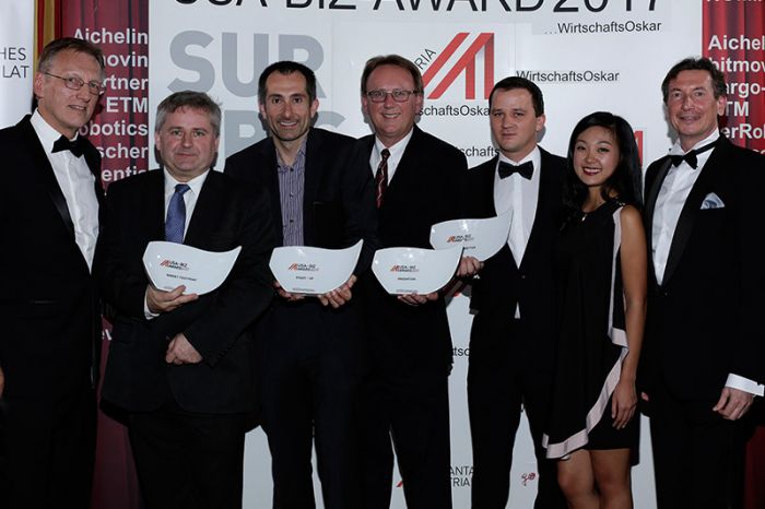 Die WirtschaftsOskar Gewinner 2017 v.li: Frequentis AG, Stratodesk GmbH, ETM professional control GmbH, Riegl Laser Measurement Systems GmbH, nicht anwesende Gewinner: Aichelin Holding GmbH, ViewAR GmbH, flankiert von Außenwirtschaft Austria Chef Walter Koren re. außen und WD Rudolf Thaler li. außen.