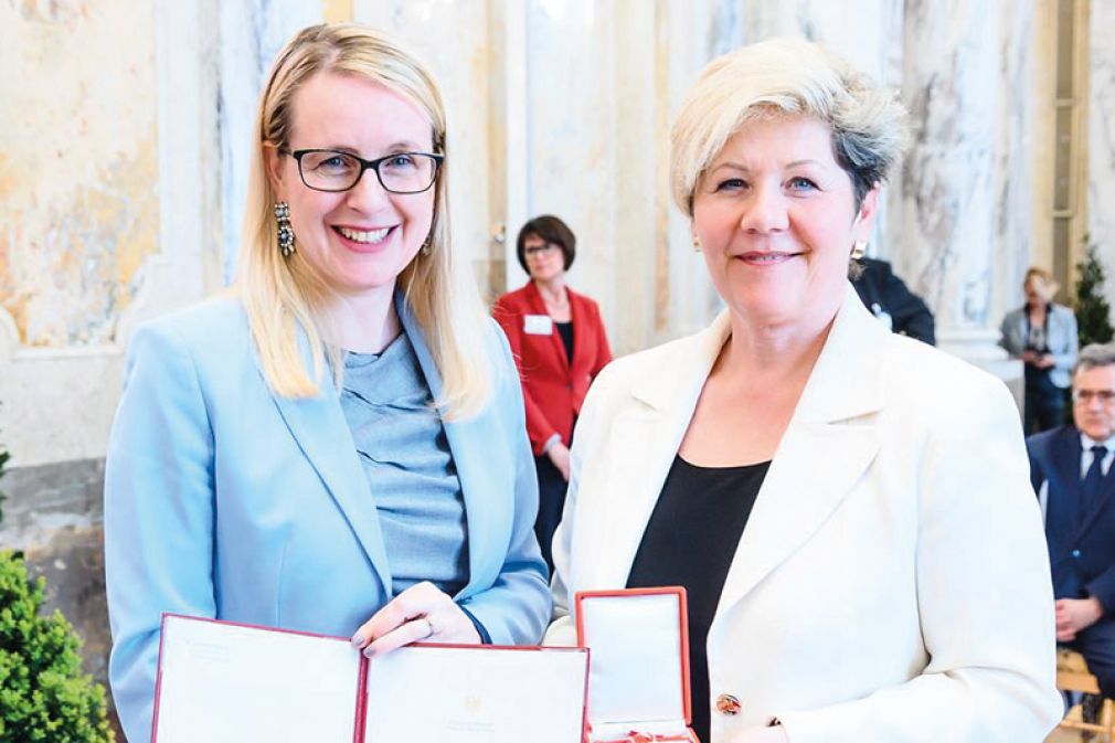 Wirtschaftsministerin Margarete Schramböck überreicht das Silberne Verdienstzeichen der Republik Österreich an  IT- und Speiseeis-Unternehmerin Ingrid Kriegl.