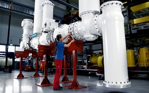  Die erste gasisolierte Kompakt-Schaltanlage für Hochspannungsgleichstrom-Anwendungen im Siemens-Schaltwerk in Berlin. Im typischen Aufbau besteht die DC-Schaltanlage aus den Komponenten Trennschalter, Erdungsschalter, Strom- und Spannungsmesssysteme, Kabel- sowie Verbindungsbausteine und Überspannungsableiter.