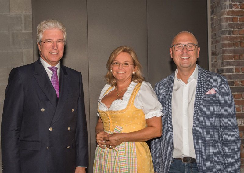 Hatten in Salzburg viel Grund zum Feiern: Dir. Erich Ortner (Mitglied der Geschäftsleitung des Raiffeisenverbands Salzburg und Aufsichtsratsvorsitzender der hobex AG), Mag. Karin Köck (Vorstand der hobex AG) und Christian Erasim, MSc. (Vorstandsvorsitzender der hobex AG).