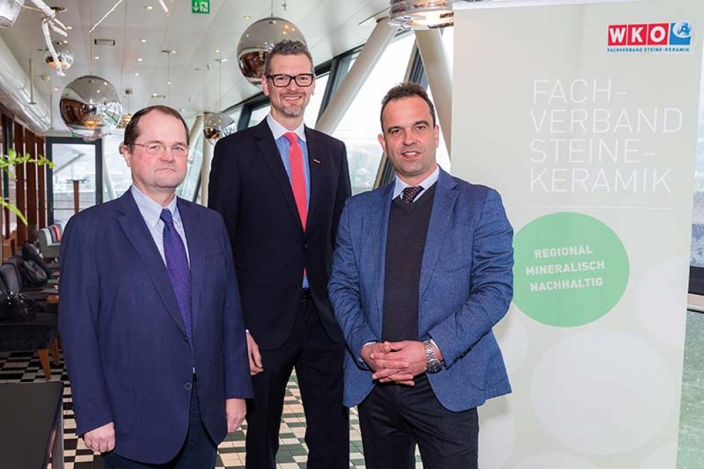 Foto: Fachverband-Geschäftsführer Andreas Pfeiler (M.) mit seinem alten und neuen Obmann: Robert Schmid (r.) folgt auf Manfred Asamer.