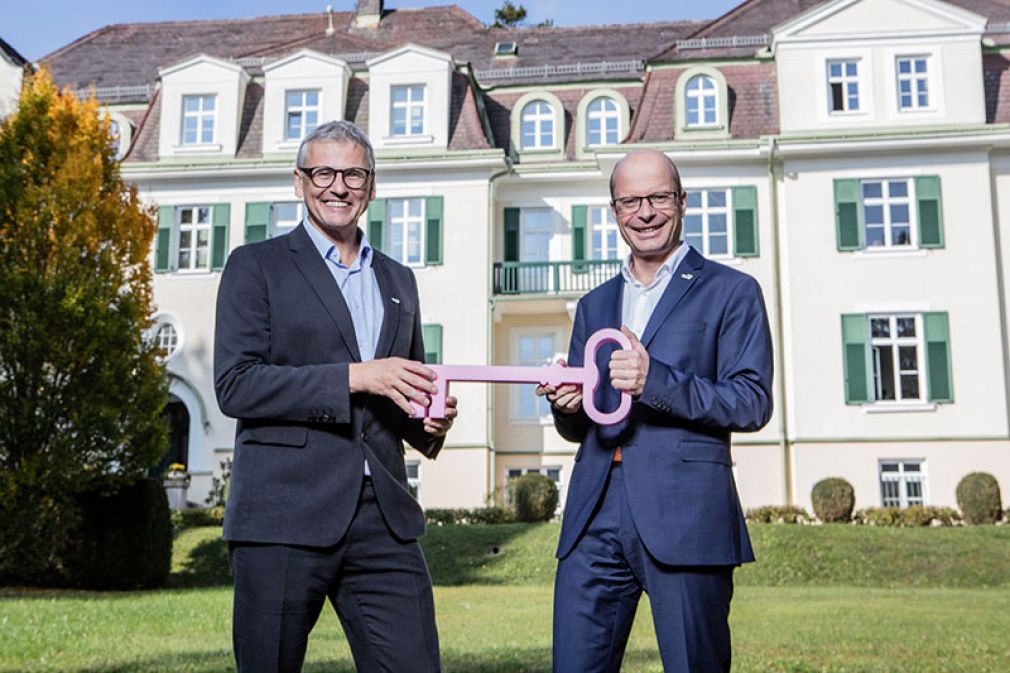 Nach neun Jahren an der Spitze der Austrotherm übergibt Gerald Prinzhorn (rechts) per 1.1.2020 den Schlüssel zur Gesamtleitung der Austrotherm-Gruppe an Klaus Haberfellner und verstärkt ab Jahresbeginn die Geschäftsführung der Baumit Beteiligungen GmbH.