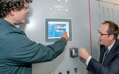 Sokratherm-Prokurist Klaus Pollmeier (rechts) und Thomas Kaiser, Vertrieb Beckhoff, beim Prüfstandslauf eines BHKW mit dem Panel-PC CP6201 als zentralem Element.