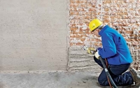 Mape Antique: Neues Gesamtsystem zu Instandsetzung von einem mauerwerk mit aufsteigender Feuchtigkeit unter Verwendung von einem Entfeuchtungsputz. 