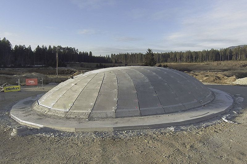 Foto: Die meisten Betonschalen müssen mit komplexen und kostenaufwendigen Holzkonstruktionen gestützt werden. Die vom Institut für Tragkonstruktionen der TU Wien entwickelte Baumethode »Pneumatic Forming of Hardened Concrete« setzt bei einem Testbauwerk der ÖBB-Infrastruktur in Kärnten auf Luftkissen und Spannkabel.