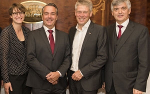 Investition in die Zukunft. Eva Czernohorsky, Wirtschaftsagentur, Interxion-Chef Martin Madlo, Robert Bodenstein, WKO, und Arnulf Wolfram, Siemens.