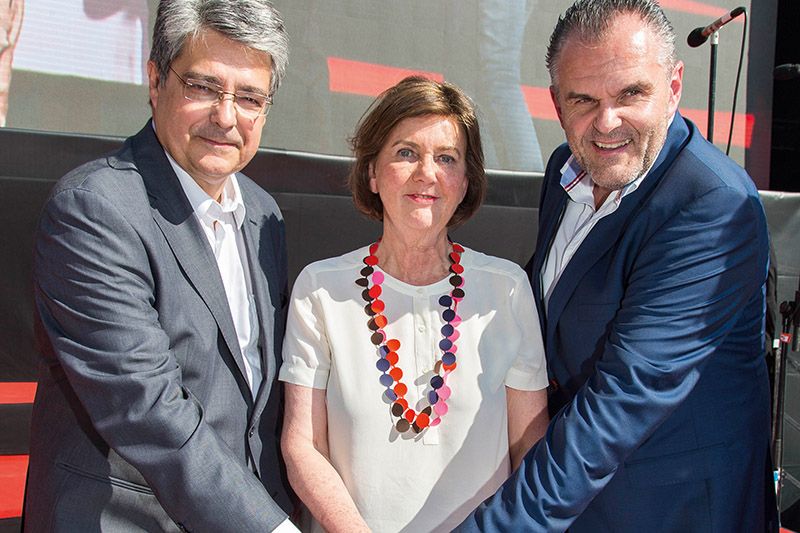 Feiern 15 Jahre Partnerschaft: Wolfgang Hesoun, Generaldirektor Siemens AG Österreich, Festspiel-Präsidentin Helga Rabl-Stadler und Roland Brunhofer, ehem. Landesdirektor ORF Salzburg.