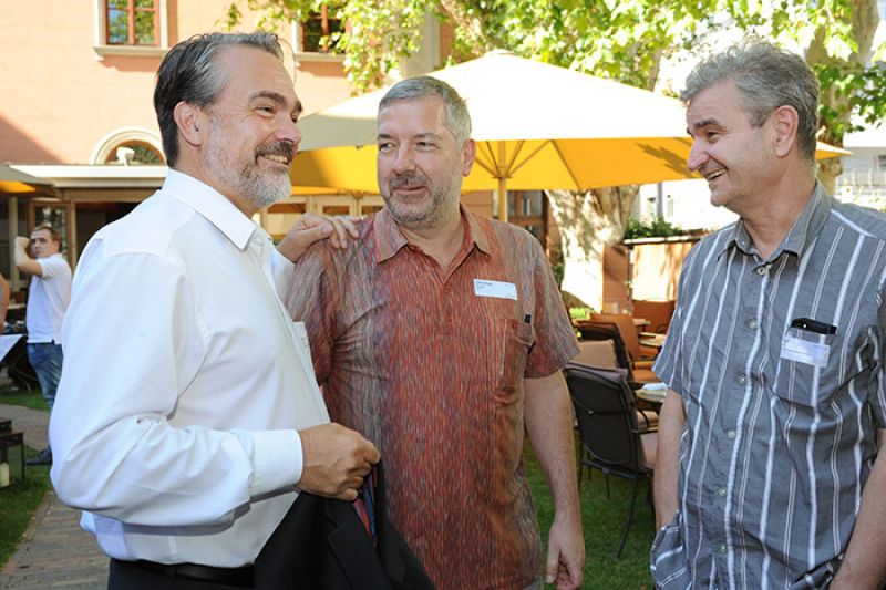 Feierten Branchenkooperation: Martin Madlo, Managing Director Interxion, und Christian Panigl, Leiter VIX, mit Interxion-Mitarbeiter Sead Kadic.