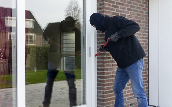 Foto: Einen Kreis aus dem Fenster schneiden und diesen via Glasheber entfernen – das funktioniert laut ABUS nur bei James Bond. Einbrecher arbeiten mit dem Hebelgesetz. Der Täter platziert einen Schraubenzieher zwischen Fensterrahmen und -flügel, drückt auf den Griff und ist im Gebäude.