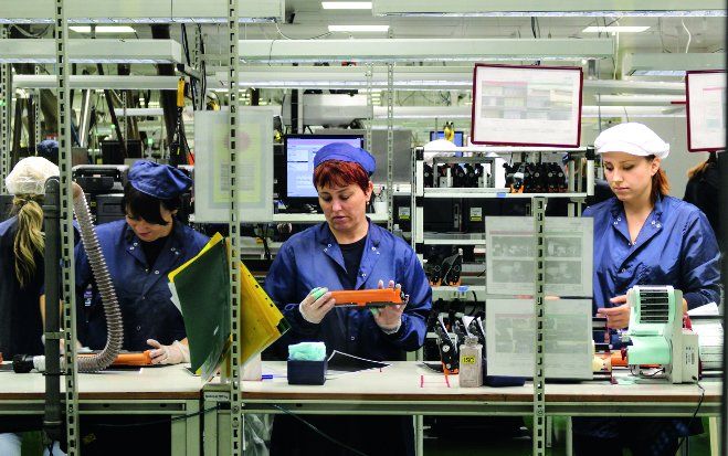 Im CleanRoom gehen die Kartuschen durch drei Stufen des Recyclingprozesses. Sie werden in ihre Komponenten zerlegt, gereinigt, wieder zusammengeschraubt und schließlich mit Tonerpulver neu befüllt.