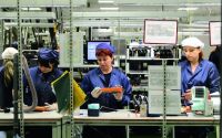 Im CleanRoom gehen die Kartuschen durch drei Stufen des Recyclingprozesses. Sie werden in ihre Komponenten zerlegt, gereinigt, wieder zusammengeschraubt und schließlich mit Tonerpulver neu befüllt.