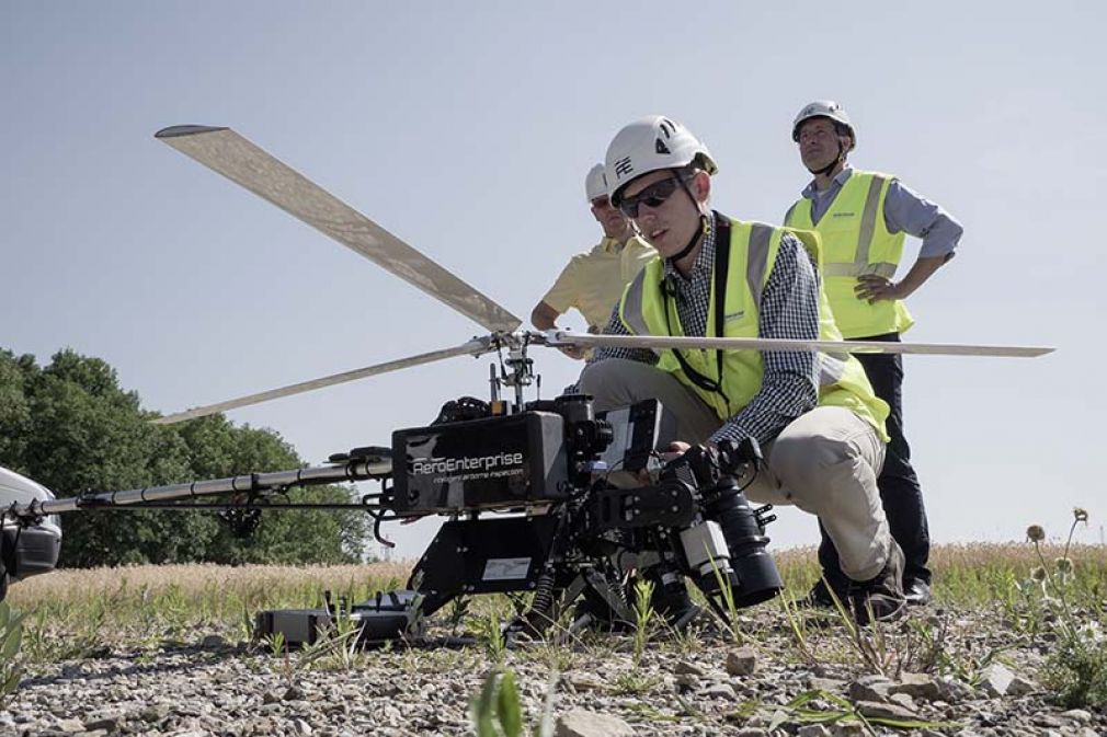Foto: Firmengründer Robert Hörmann und Pilot Georg Donner mit dem SensorCopter.