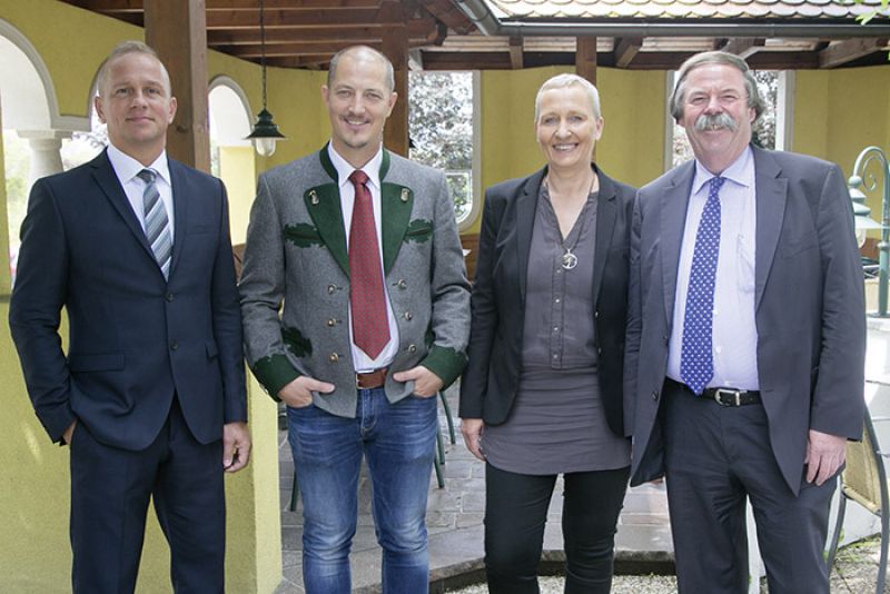 Foto: Werner Kopp, Leiter Marketing und Anwendungstechnik von Saint-Gobain ISOVER Austria, Stefan Pointl, Vertriebsleiter der Knauf GmbH, und Erich Benischek, Geschäftsführer der Blauen Lagune, mit Moderatorin Gisela Gary.