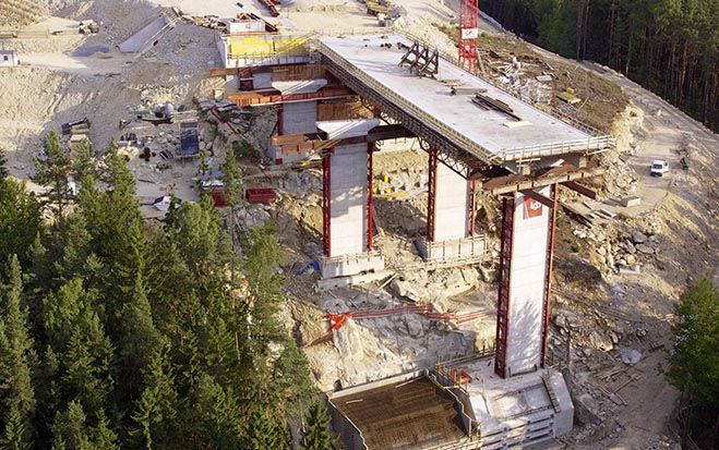 Beim Bau der 260 Meter langen Feldaistbrücke kommt die Doka-Kletterschalung MF240 in Kombination mit der Trägerschalung Top 50 und der Rahmenschalung Framax Xlife zum Einsatz. Foto: Doka.